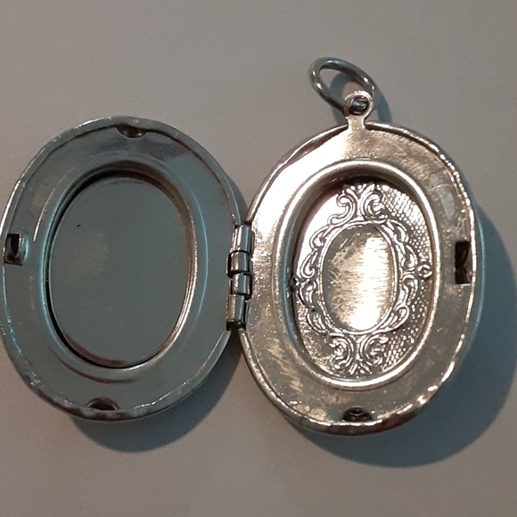 Silvertone locket - Picture 2 of 3